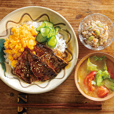 あじのかば焼きたまごはん、『こんにゃく白和え』、レタスとトマトのみそ汁（2人分）