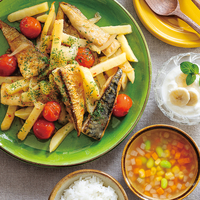 『塩さばとじゃがいものイタリアンガーリックソテー』、ヨーグルト、ベジスープ（2人分）