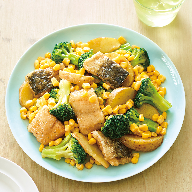 さわらとじゃがいも、ブロッコリーの塩バター炒め