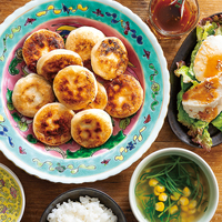 『皮がもちもち！にらまんじゅう』、コクだれ豆腐サラダ、若芽ひじきとコーンのスープ（3人分）