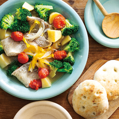 『たらと彩り野菜のアクアパッツァ』、『産直小麦のフォカッチャ』（2人分）