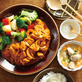 『産直鶏肉と野菜のタンドリーソース炒め』、ウインナーたまごスープ、『クリーミーヨーグルト』（3人分）