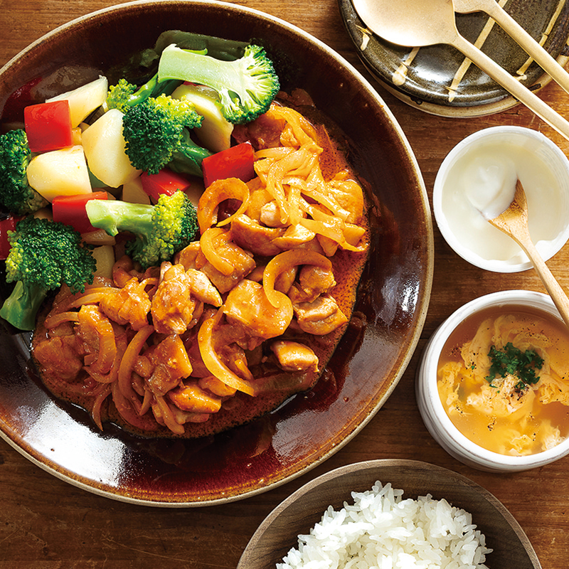 『産直鶏肉と野菜のタンドリーソース炒め』、たまごスープ、『クリーミーヨーグルト』（2人分）