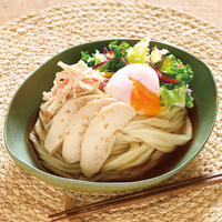 蒸し鶏とごぼうサラダの冷やしうどん