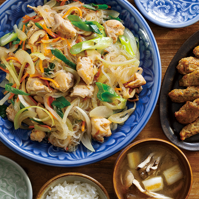 『産直鶏肉の塩チャプチェ風』、『国産いかと青さのちぎり揚げ』、まいたけと焼きねぎのみそ汁（3人分）