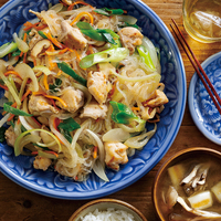『産直鶏肉の塩チャプチェ風』、まいたけと焼きねぎのみそ汁(2人分)