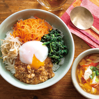 『半熟卵入りビビンバ丼』、豆腐とかにかまのとろみスープ(3人分)