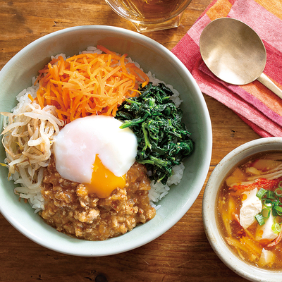 『半熟卵入りビビンバ丼』、豆腐とかにかまのとろみスープ（2人分）