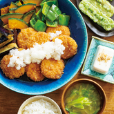 『チキンカツと夏野菜のおろし煮』、『ちくわの磯辺揚げ』、塩ごまやっこ、キャベツのみそ汁（3人分）