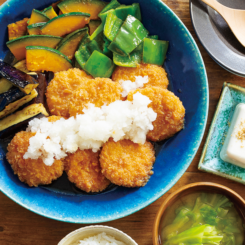 『チキンカツと夏野菜のおろし煮』、塩ごまやっこ、キャベツのみそ汁（2人分）