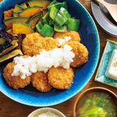 『チキンカツと夏野菜のおろし煮』、塩ごまやっこ、キャベツのみそ汁（2人分）