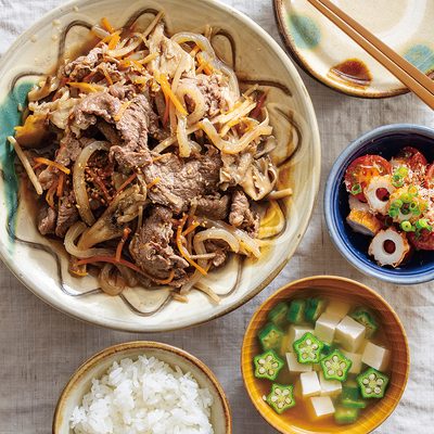 『具だくさんの産直牛肉きんぴら』、ちくわとミニトマトの塩おかかあえ、豆腐とオクラのすまし汁(2人分)