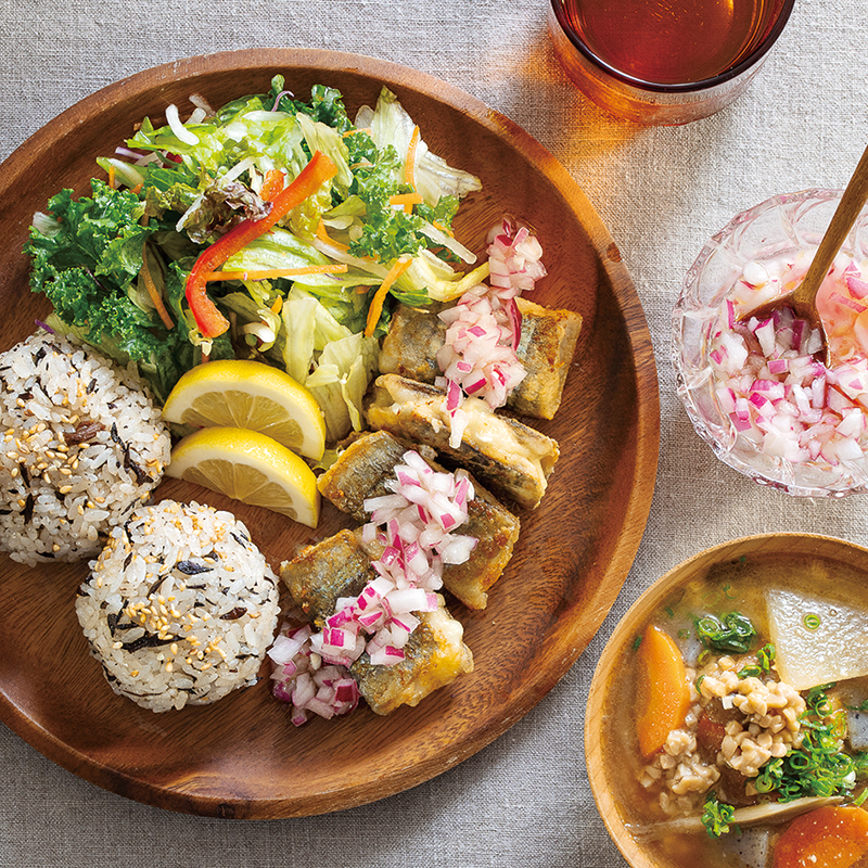 さんまのチーズサンド和プレート、ザクザク赤玉ねぎのドレッシング、根菜たっぷり納豆汁、ひじきごはんのおにぎり（3人分）