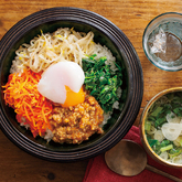 『半熟卵入りビビンバ丼』、にんにく風味の小松菜スープ（2人分）