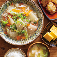 『ほっこり大根と白菜のそぼろあんかけ』、『だし香るやわらかとり天』、『つきぢ松露玉子焼き』、レタスとたたき長芋のみそ汁（3人分）