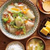 『ほっこり大根と白菜のそぼろあんかけ』、『つきぢ松露玉子焼き』、レタスとたたき長芋のみそ汁（2人分）