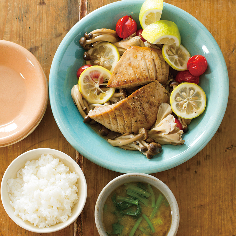 まぐろときのこの和風レモンアクアパッツァ 小松菜のみそ汁 10月4回 だいどこログ 生協パルシステムのレシピサイト