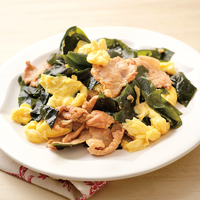 豚肉とわかめ、卵の炒め物