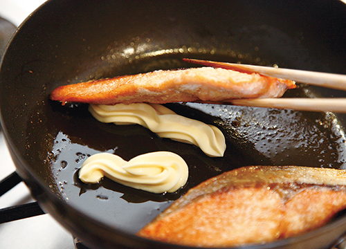 仕上がりカリッ！鮭のムニエル｜だいどこログ[生協パルシステムの