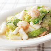 エビイカミックスとレタスの塩味炒め