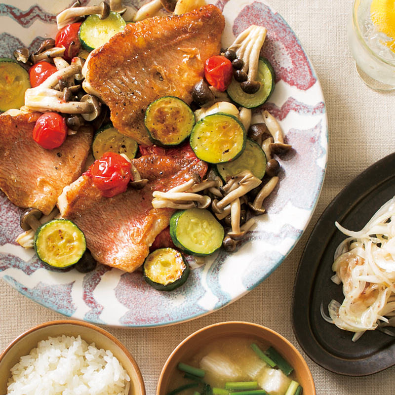 赤魚とズッキーニのアクアパッツァ 新玉ねぎの梅おかかサラダ 長芋のみそ汁 2人分 だいどこログ 生協パルシステムのレシピサイト